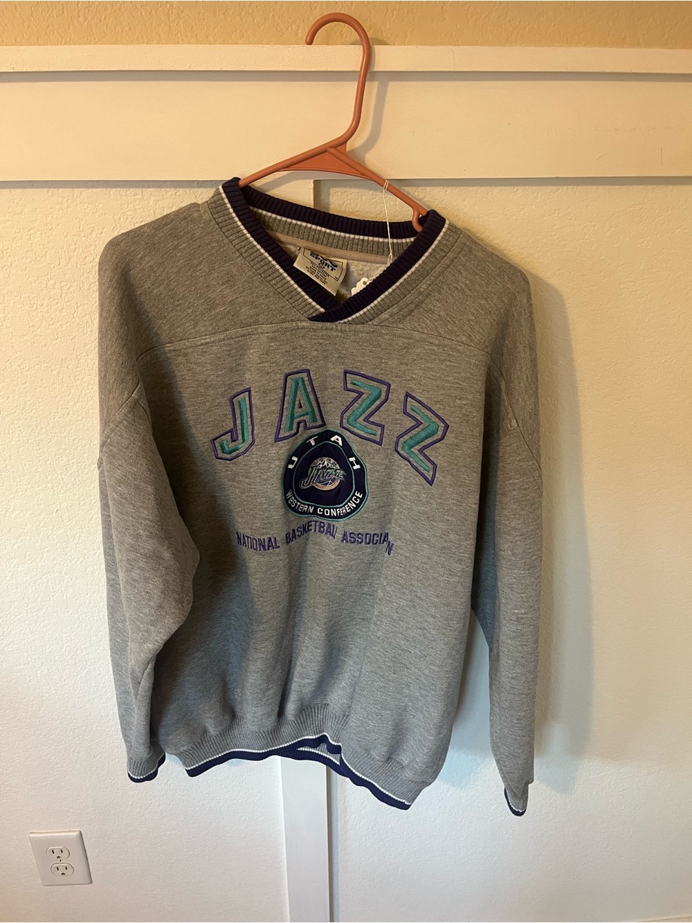 Vintage Lee Sport Men's Medium Utah Jazz V-neck Sweatshirt.
